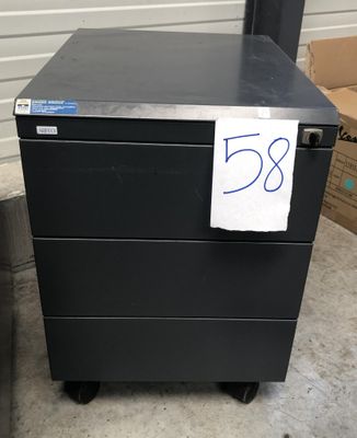 une photo d'un classeur noir sur lequel est apposée une étiquette de prix