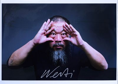 une image représentant un homme à la longue barbe, les mains portées au visage