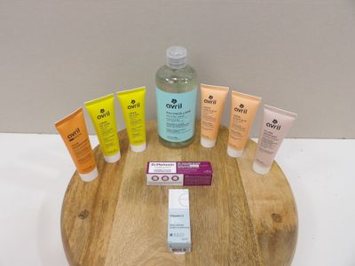 de nombreux types de produits de soin pour la peau disposés sur un plateau en bois