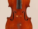 un vieux violon avec un archet sur fond blanc