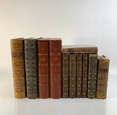 plusieurs vieux livres empilés sur une surface blanche