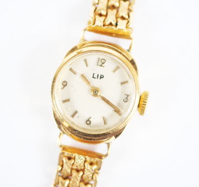 une image d'un gros plan d'une montre-bracelet sur une surface blanche