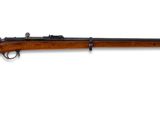 un fusil avec un canon en bois sur fond blanc