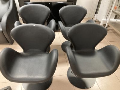 quatre chaises qui se trouvent dans une pièce