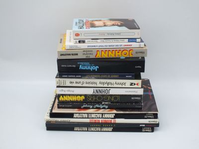 plusieurs livres empilés sur une table