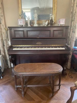 une photo d'un piano dans un salon