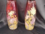 deux vases ornés de fleurs sur fond noir