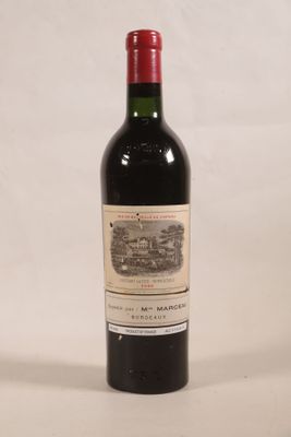 une bouteille de vin posée sur une table