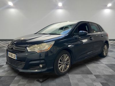 la voiture bleue est garée dans le garage sur un sol en damier