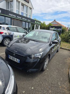 voitures garées sur un parking devant un immeuble