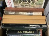 une boîte remplie de livres empilés les uns sur les autres
