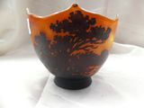 un vase marron et noir orné d'un arbre