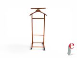 un porte-manteau en bois muni d'un cintre