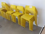 Plusieurs chaises jaunes sont alignées contre un mur dans une pièce