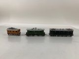 trois petits trains sont alignés sur une surface blanche