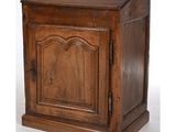 une vieille armoire en bois avec une porte et un tiroir au-dessus