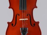 gros plan d'un violon avec un archet sur fond blanc