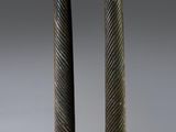 paire de colonnes anciennes en laiton et marbre reposant sur des socles en bois
