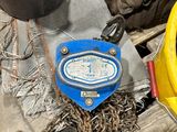 une borne d'incendie bleue et jaune posée sur une table en bois