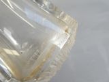 un récipient en verre contenant un liquide, posé sur une table