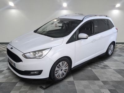 La Ford Grand Tourer blanche est garée sur un sol à damier