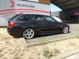 une voiture noire garée devant un bâtiment