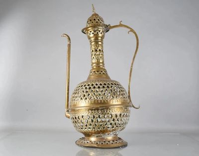 JUDAICA. Importante théiere décorative en métal doré à décor…