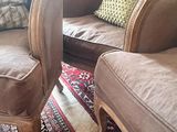 deux canapés et un fauteuil dans un salon