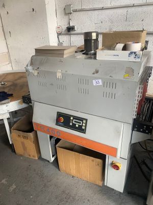 une machine qui se trouve à l'intérieur d'un bâtiment