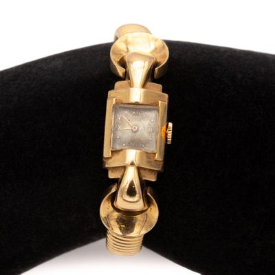 une montre-bracelet en or montée sur un bracelet en velours noir