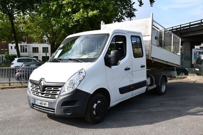 un camion blanc garé sur le parking