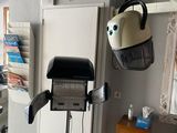 une photo d'une pièce avec une chaise et un sèche-cheveux