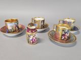 quatre tasses et soucoupes sont posées sur une table
