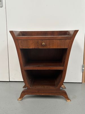 une image représentant un petit meuble en bois muni d'un tiroir