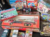 beaucoup de jouets posés sur le sol