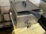 une image d'une friteuse commerciale dans une cuisine