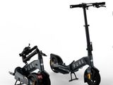 deux trottinettes électriques équipées de roues et d'un siège, posées sur une surface blanche