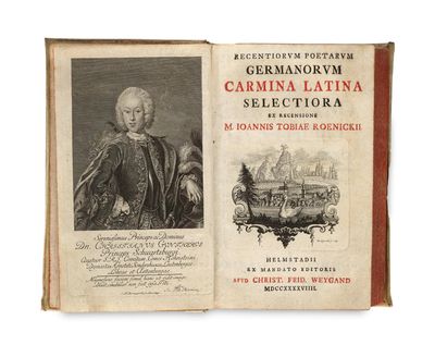 un vieux livre avec la photo d'un homme en robe