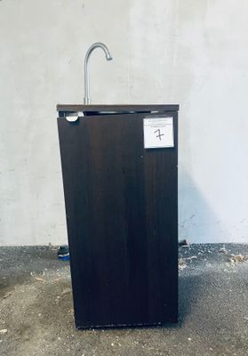 un évier et un robinet dans une pièce sale