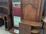 une photo d'un ensemble de meubles en bois avec un miroir