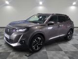 le SUV gris est garé sur le sol en damier d'un garage