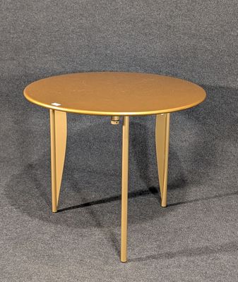 une image représentant une table ronde avec deux pieds et un plateau en bois