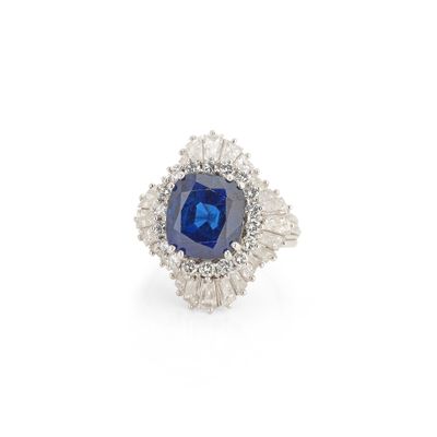 une bague à grappes de saphirs et de diamants