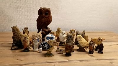 un grand nombre de figurines posées sur une table