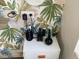 une salle de bains avec un lavabo et un miroir au mur