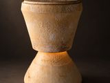 une petite lampe posée sur une table