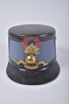 un chapeau noir orné d'une boule dorée