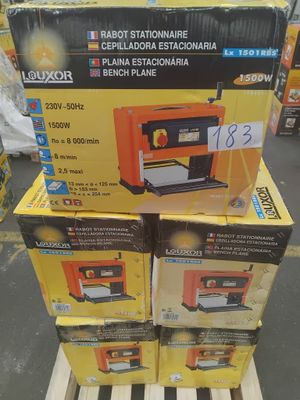 Plusieurs caisses d'outils sont empilées les unes sur les autres dans un magasin