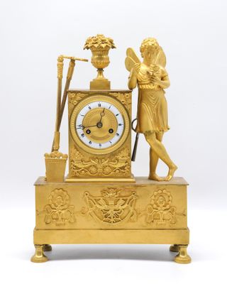 Pendule borne en bronze ciselé et doré représentant un Amour…