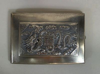 Etui à cigarettes, rectangulaire, bombé, à décor d’un dragon…